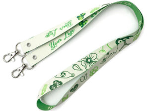 Lanyard Ecologico in Carta con doppio moschettone in metallo, stampa green “Your Logo”, ideale per badge aziendali a doppio foro. Disponibile presso AMGS Group.