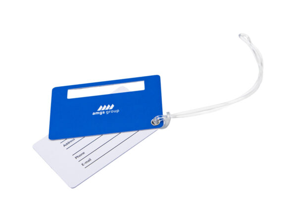 Targhetta per valigia blu con logo bianco AMGS Group. Etichetta bagaglio con cartoncino indirizzo e filo in plastica. Regalo aziendale personalizzato. Produttore AMGS Group.