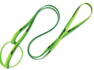 Cordino porta bottiglia promozionale in colore verde, con anello in silicone e logo personalizzato, perfetto per visibilità del brand, offerto da AMGS Group.