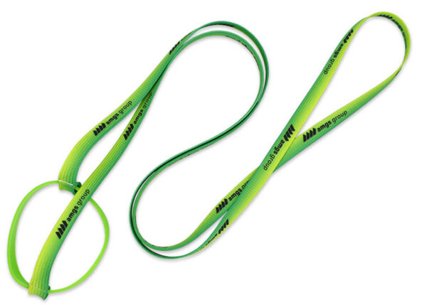Cordino porta bottiglia promozionale in colore verde, con anello in silicone e logo personalizzato, perfetto per visibilità del brand, offerto da AMGS Group.