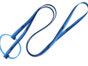 Lanyard Porta Borraccia blu con anello in silicone resistente, ideale per eventi e festival, personalizzabile e disponibile presso AMGS Group.