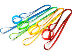 Set di lanyard porta borraccia multicolore con anello in silicone, accessorio pratico e personalizzabile per eventi e festival, disponibile presso AMGS Group.