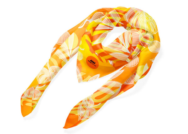 Accessorio moda personalizzato in tessuto lucente, foulard colorato perfetto per eventi e merchandising di prestigio, distribuito da AMGS Group.