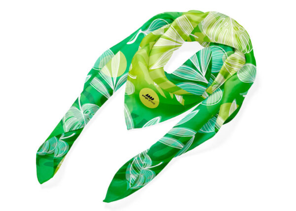 Foulard personalizzato verde con stampa a foglie, elegante accessorio moda brandizzato distribuito da AMGS Group.