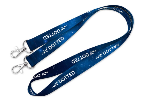 Lanyard in poliestere con doppio gancio e design blu stellato, stampa sublimata premium, disponibile tramite AMGS Group.