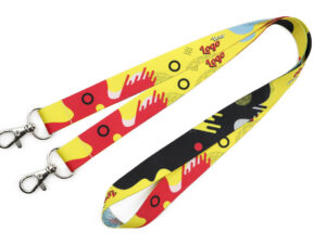 Lanyard aziendale con doppio moschettone e stampa personalizzata a colori brillanti, realizzato da AMGS Group.