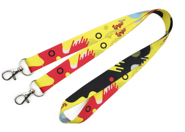 Lanyard aziendale con doppio moschettone e stampa personalizzata a colori brillanti, realizzato da AMGS Group.