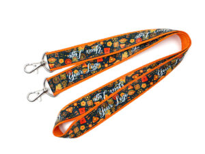 Lanyard personalizzato a doppio strato con doppio moschettone, stampa promozionale e struttura durevole in poliestere. Firmato AMGS Group.