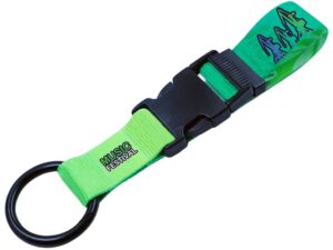Gancio porta giacca personalizzato in nastro verde brillante con fibbia nera e anello, perfetto per eventi outdoor e branding. Proposto da un fornitore esperto in soluzioni promozionali.