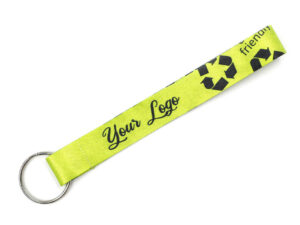 Portachiavi giallo neon personalizzato in rPET riciclato con simboli di riciclo e logo in stampa sublimata. Disponibile nella gamma AMGS Group.