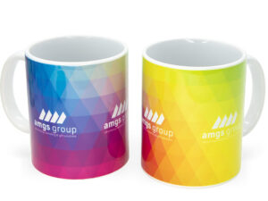 Tazza promozionale in ceramica con grafica personalizzata ad alta risoluzione, perfetta per ufficio e hospitality, firmata AMGS Group.