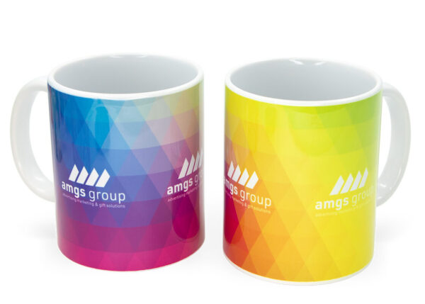 Tazza promozionale in ceramica con grafica personalizzata ad alta risoluzione, perfetta per ufficio e hospitality, firmata AMGS Group.