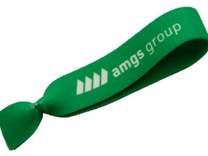 Braccialetto elastico personalizzato verde con logo stampato, leggero e versatile, ideale per eventi e promozioni. Disponibile con AMGS Group