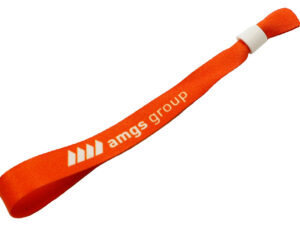 Braccialetti in Poliestere Personalizzati. Braccialetto in poliestere personalizzati arancione con logo stampato in sublimazione, resistente e accattivante, perfetto per eventi e promozioni. Disponibile con AMGS Group.