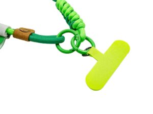 Lanyard colorato in paracord, con intreccio decorativo e dettagli vivaci, ideale per l’uso quotidiano e il branding aziendale. Fornito da AMGS Group.