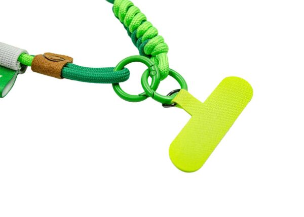 Lanyard colorato in paracord, con intreccio decorativo e dettagli vivaci, ideale per l’uso quotidiano e il branding aziendale. Fornito da AMGS Group.
