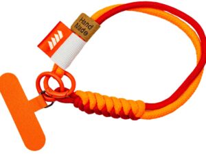 Lanyard sottile in paracord intrecciato arancione e rosso, con etichetta “Hand Made” e logo personalizzato su fascetta in tessuto. Gadget creativo disponibile tramite AMGS Group.