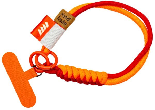 Lanyard sottile in paracord intrecciato arancione e rosso, con etichetta “Hand Made” e logo personalizzato su fascetta in tessuto. Gadget creativo disponibile tramite AMGS Group.