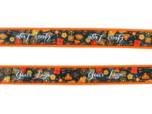 Lanyard arancione a doppio strato con due moschettoni e stampa sublimata vivace, ideale per badge con doppio foro. Disponibile nella gamma AMGS Group.