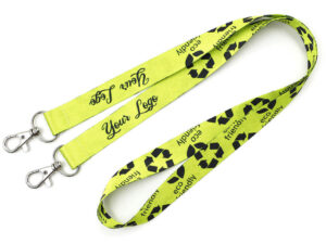 Laccetto verde lime in rPET con grafica eco-friendly e due moschettoni lucidi, perfetto per eventi e conferenze, offerto da AMGS Group.