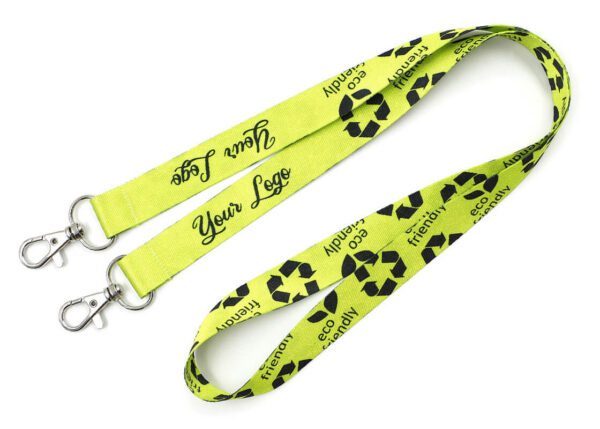 Laccetto verde lime in rPET con grafica eco-friendly e due moschettoni lucidi, perfetto per eventi e conferenze, offerto da AMGS Group.