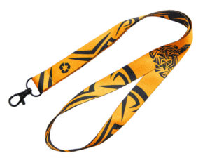 Lanyard arancione in rPET riciclato con stampa sublimata nera e simbolo di riciclo, dotato di gancio nero in metallo. Una scelta sostenibile della gamma AMGS Group.