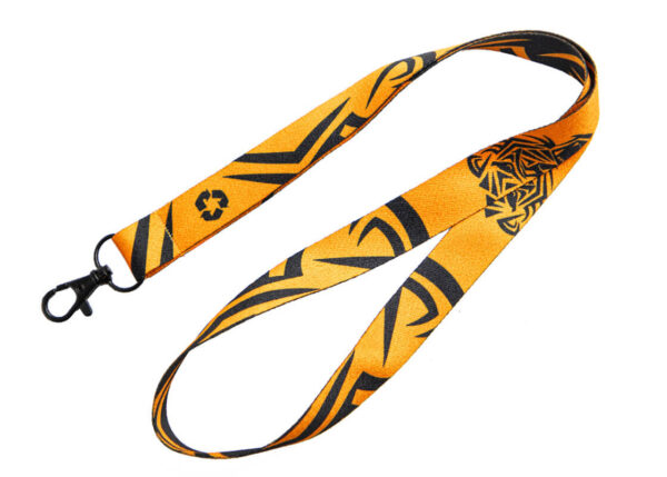 Lanyard arancione in rPET riciclato con stampa sublimata nera e simbolo di riciclo, dotato di gancio nero in metallo. Una scelta sostenibile della gamma AMGS Group.