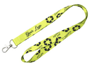 Lanyard giallo neon in rPET riciclato con simboli di riciclo, scritta “eco-friendly” e logo personalizzato in stampa sublimata. Disponibile nella gamma AMGS Group.