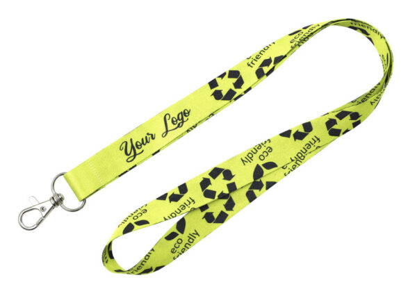 Lanyard giallo neon in rPET riciclato con simboli di riciclo, scritta “eco-friendly” e logo personalizzato in stampa sublimata. Disponibile nella gamma AMGS Group.