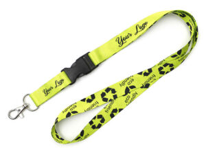 Lanyard promozionale in rPET personalizzato, resistente e confortevole, con fibbia a sgancio rapido e clip in metallo; perfetto per eventi e fiere, in offerta presso AMGS Group.