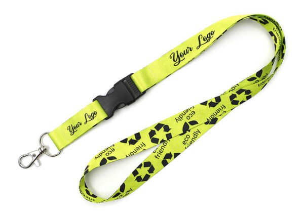 Lanyard promozionale in rPET personalizzato, resistente e confortevole, con fibbia a sgancio rapido e clip in metallo; perfetto per eventi e fiere, in offerta presso AMGS Group.