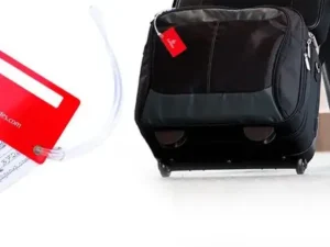 Etichetta per bagagli personalizzata in PVC rosso, resistente e funzionale, ideale per viaggi d’affari e promozione del brand, proposta da AMGS Group.