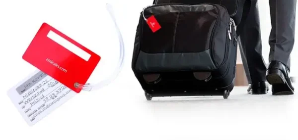 Etichetta per bagagli personalizzata in PVC rosso, resistente e funzionale, ideale per viaggi d’affari e promozione del brand, proposta da AMGS Group.