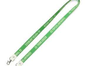Accessorio promozionale con due agganci in metallo e grafica eco, perfetto per badge da conferenze, eventi e fiere. Realizzato in materiali certificati da AMGS.