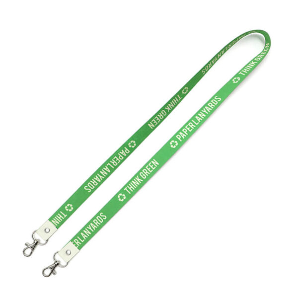 Accessorio promozionale con due agganci in metallo e grafica eco, perfetto per badge da conferenze, eventi e fiere. Realizzato in materiali certificati da AMGS.
