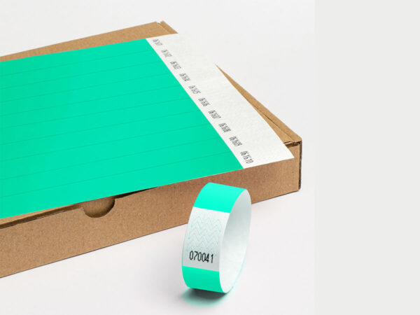 Braccialetti monouso in Tyvek colore acqua (teal). Resistenti all'acqua e ipoallergenici. Produttore AMGS Group.