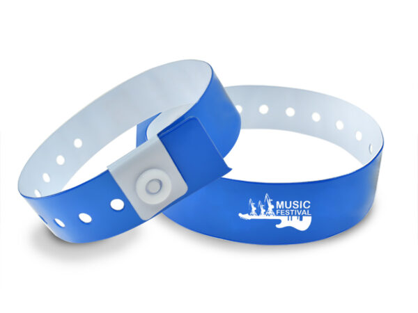 Braccialetti in vinile blu con stampa bianca "Music Festival" e grafica chitarra. Branding professionale per gadget eventi. Realizzazione AMGS Group.