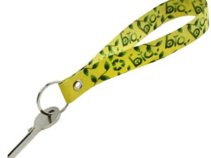 Portachiavi giallo personalizzato con stampa eco “bio” e foglie verdi, realizzato in carta impermeabile con anello metallico. Un gadget green offerto da AMGS Group.