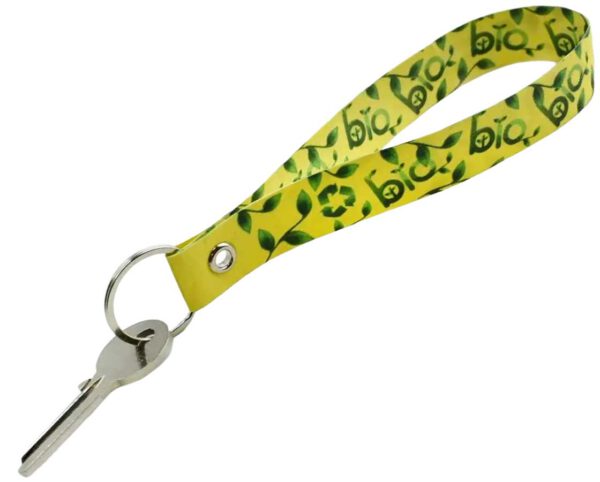 Portachiavi giallo personalizzato con stampa eco “bio” e foglie verdi, realizzato in carta impermeabile con anello metallico. Un gadget green offerto da AMGS Group.