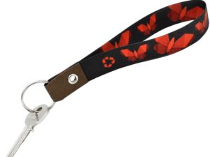 Accessorio promozionale sostenibile in carta certificata FSC e stampa sublimatica, con anello e moschettone. Design leggero e moderno firmato da AMGS Group.