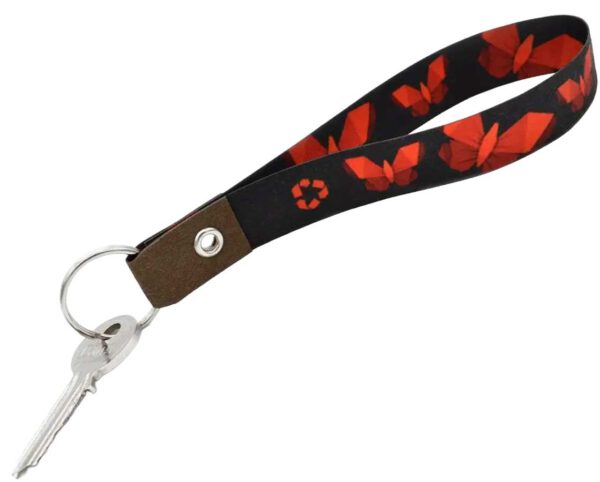 Accessorio promozionale sostenibile in carta certificata FSC e stampa sublimatica, con anello e moschettone. Design leggero e moderno firmato da AMGS Group.