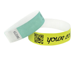Braccialetti Tyvek Personalizzati. Esempio di braccialetto Tyvek personalizzato con codice QR e logo aziendale. Produttore AMGS Group.