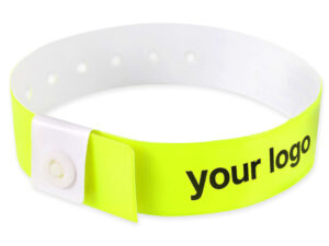 Braccialetto in vinile giallo neon con stampa nera "your logo". Esempio di personalizzazione pass per conferenze ed eventi. Produttore AMGS Group.