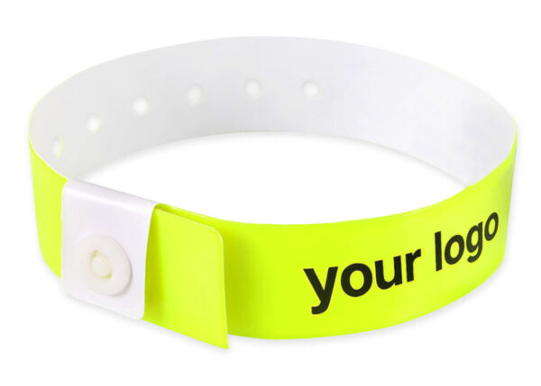 Braccialetto in vinile giallo neon con stampa nera "your logo". Esempio di personalizzazione pass per conferenze ed eventi. Produttore AMGS Group.