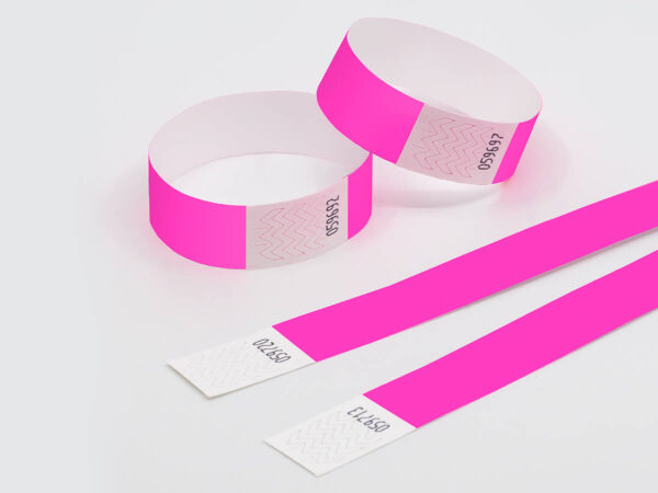 Braccialetti in Tyvek rosa neon vivace con numerazione. Ideali per il controllo accessi in discoteca. Produttore AMGS Group.