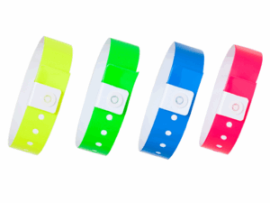 Set di braccialetti in vinile in colori neon: giallo, verde, blu e rosa. Gadget impermeabili per il controllo degli accessi a grandi eventi. Produttore AMGS Group.