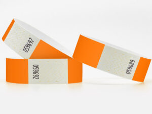 Braccialetti in Tyvek arancioni con numerazione seriale. Chiusura adesiva antimanomissione. Produttore AMGS Group.