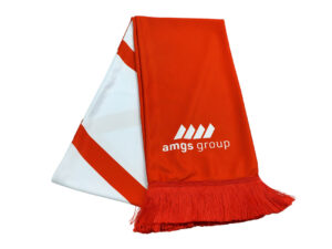 Sciarpa promozionale bicolore AMGS Group con logo evidente e frange fitte, presentata piegata.