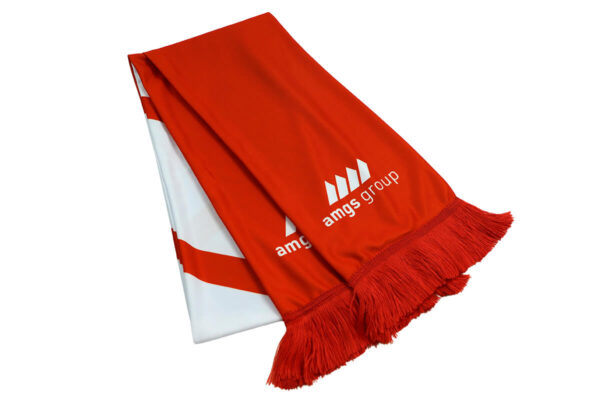 Sciarpa da tifoso rosso-bianca con logo AMGS Group ben visibile e frange, incrociata su sfondo bianco.