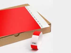 Braccialetti in Tyvek rossi forniti in fogli. Materiale DuPont™ Tyvek® resistente e sicuro. Produttore AMGS Group.
